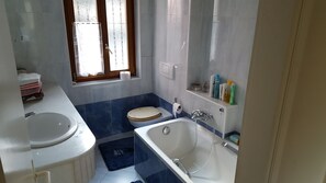 Apartament familiar, 2 dormitoris, vistes a la muntanya, zona enjardinada | Bany | Dutxa, articles de tocador gratuïts i assecador de cabells