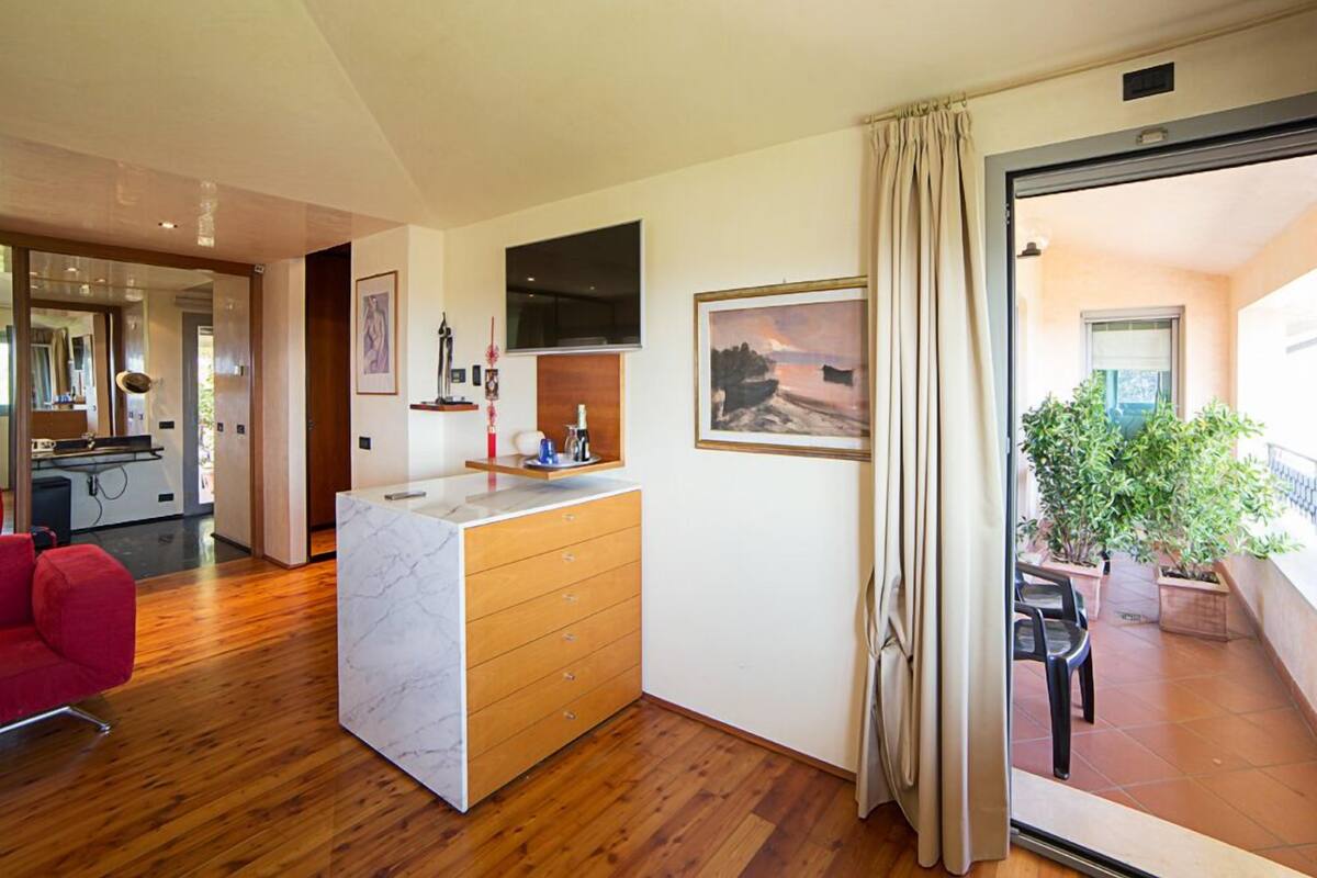 Premium bedding, in-room safe, desk, cots/infant beds