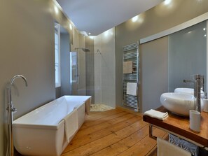 Suite exclusiva, amb bany privat, vistes al jardí (La Bordelaise) | Bany | Capçal de dutxa tipus cascada i articles de tocador gratuïts 