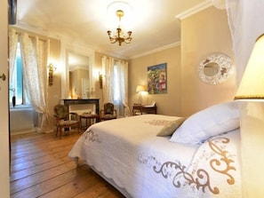 Literie de qualité supérieure, minibar, décoration personnalisée, bureau