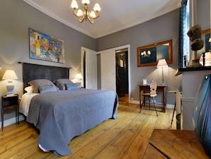 高級雙人房, 獨立浴室, 泳池景觀 (L'Alsacienne) | 高級寢具、迷你吧、獨特裝潢、書桌