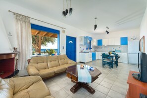 Casa, 2 camere da letto | Area soggiorno | TV a schermo piatto 32 pollici con canali via cavo, TV, caminetto