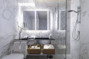 Habitación doble Confort | Baño | Regadera, amenidades de baño gratuitas, secadora de cabello, bidet