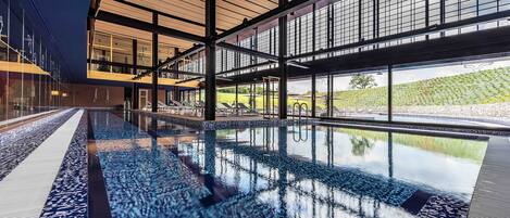 Een binnenzwembad, een seizoensgebonden buitenzwembad en ligstoelen