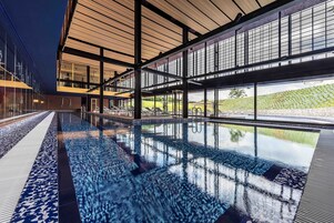 室内游泳池，季节性开放的室外游泳池，日光浴躺椅