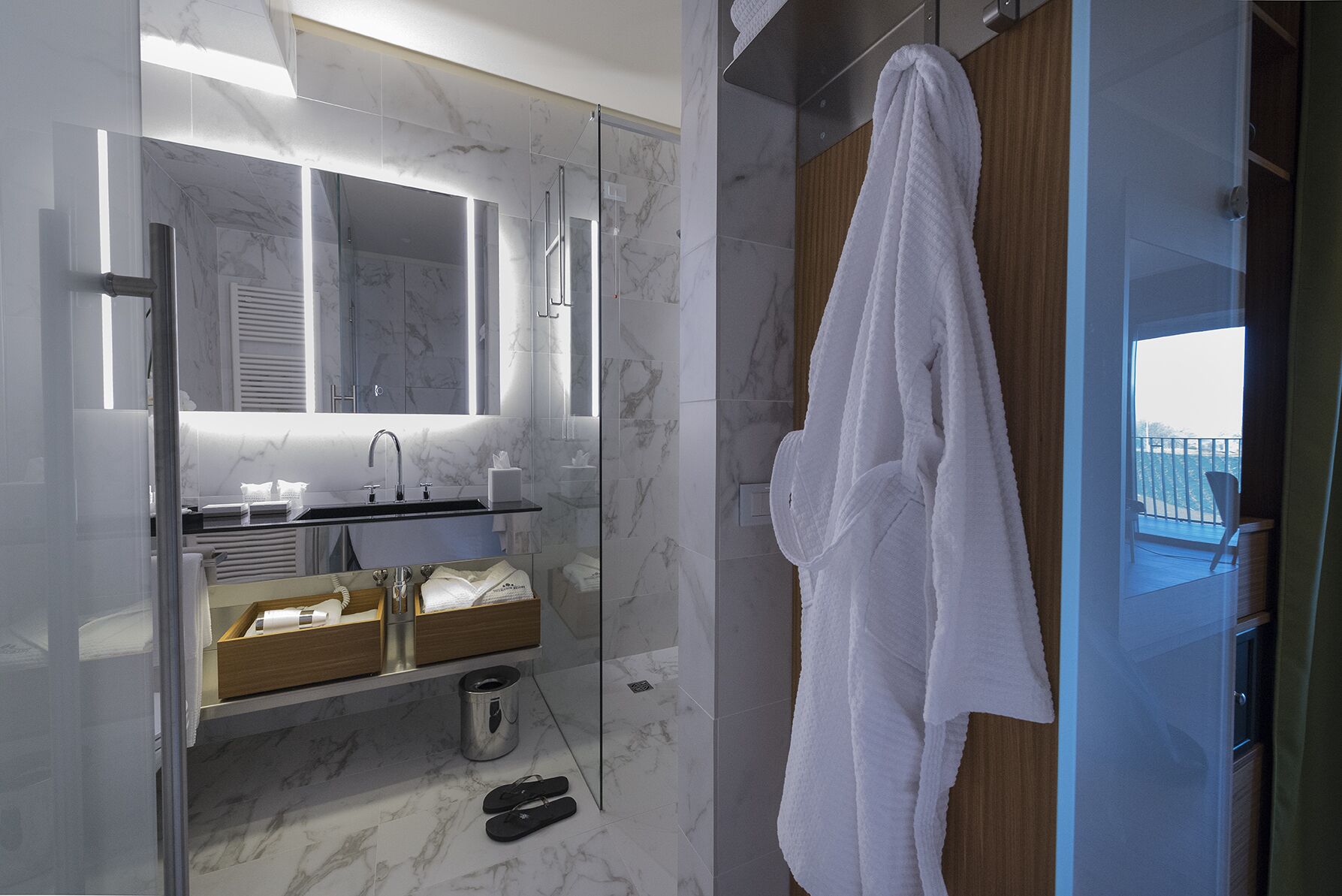 comfort double room | bathroom | shower, free toiletries, hair dryer, bidet
