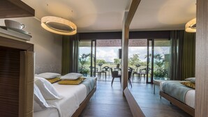 A modern hotel room with two beds, a balcony with a dining area, and large windows offering a view of the outdoors. - Villaverde Hotel & Resort - Wellness Spa & Golf (Fagagna)