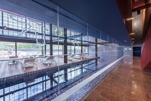 Una piscina techada, una piscina al aire libre de temporada