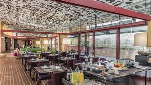 A spacious dining area with multiple tables and chairs, a buffet setup, and a ceiling with a unique pattern. - Villaverde Hotel & Resort - Wellness Spa & Golf (Fagagna)
