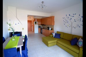 Appartement Duplex, 3 chambres | Salle de séjour | Télévision LCD de 40 pouces avec chaînes numériques, télévision