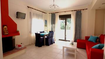 Duplex, 3 Bedrooms | Living room | 40-inch LCD TV with digital channels, TV, fireplace