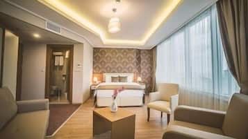 Suite | Minibar, pengeskab på værelset, skrivebord, lydisolering