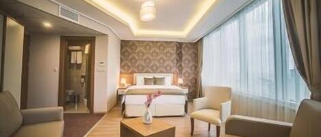 Suite | Minibar, in-room safe, desk, soundproofing