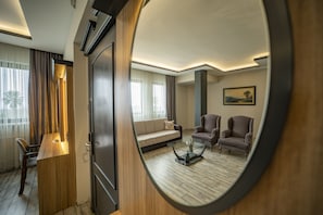 Suite Deluxe, 1 cama de matrimonio, vistas al mar, mirando al mar | Ropa de cama de alta calidad, minibar, caja fuerte y escritorio