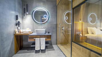 Luksus-værelse | Badeværelse | Bruser, gratis toiletartikler, hårtørrer, badekåber