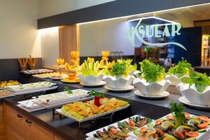 朝食 (ビュッフェ)、毎日提供 (無料)