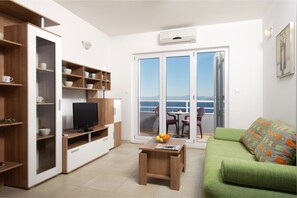 Duplex Apartment, Balcony, Sea view | 客廳 | 平面電視