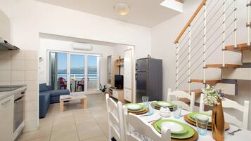 Apartment, 1 Bedroom, Balcony, Sea View | In-room dining