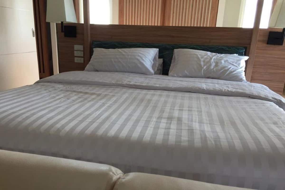 Free minibar, desk, free WiFi