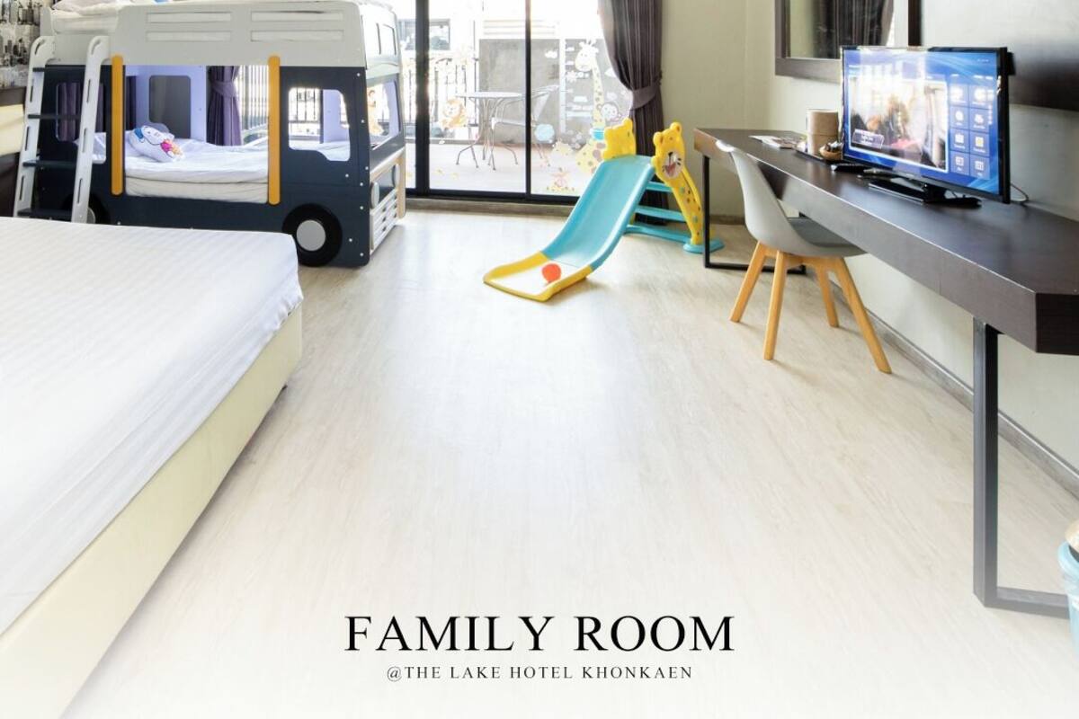 Habitación familiar | Minibar con artículos gratuitos, escritorio, wifi gratis