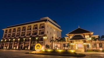 Vista frontal de la propiedad por la tarde o noche