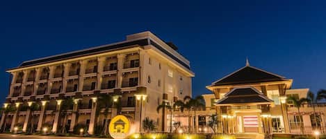 Fachada de la propiedad por la tarde o noche