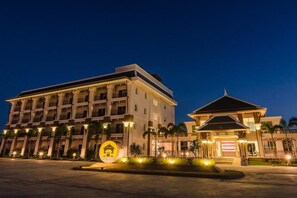 A hotel with a large building and a smaller annex.