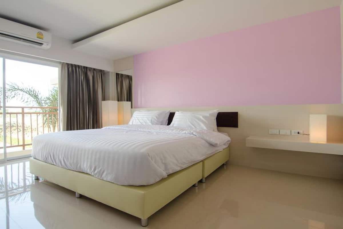 Free minibar, desk, free WiFi