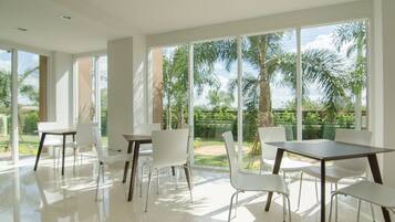 Se sirven desayunos, comidas, cenas y cocina tailandesa