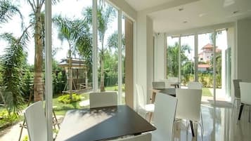 Se sirven desayunos, comidas, cenas y cocina tailandesa
