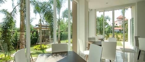Se sirven desayunos, comidas, cenas y cocina tailandesa