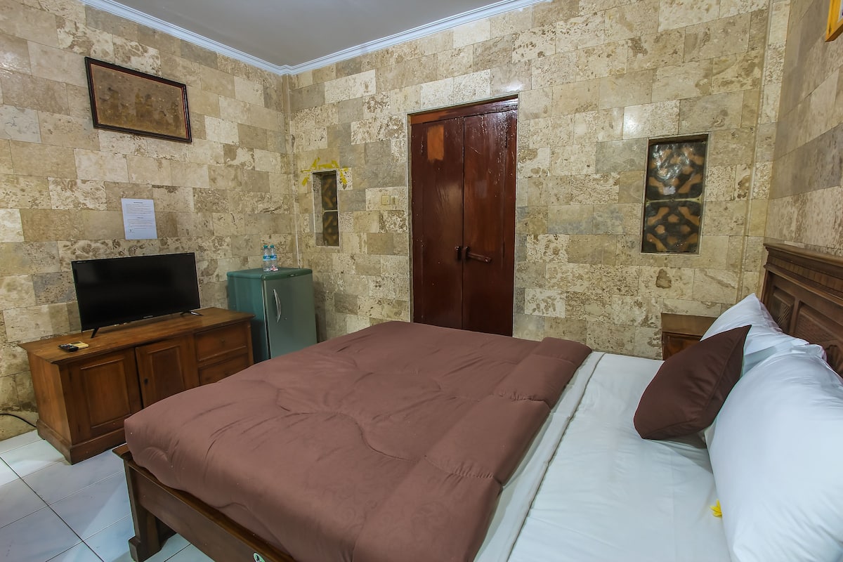 Standard Double or Twin Room, 1 Bedroom | Bar mini, peti besi dalam bilik, meja, kalis bunyi