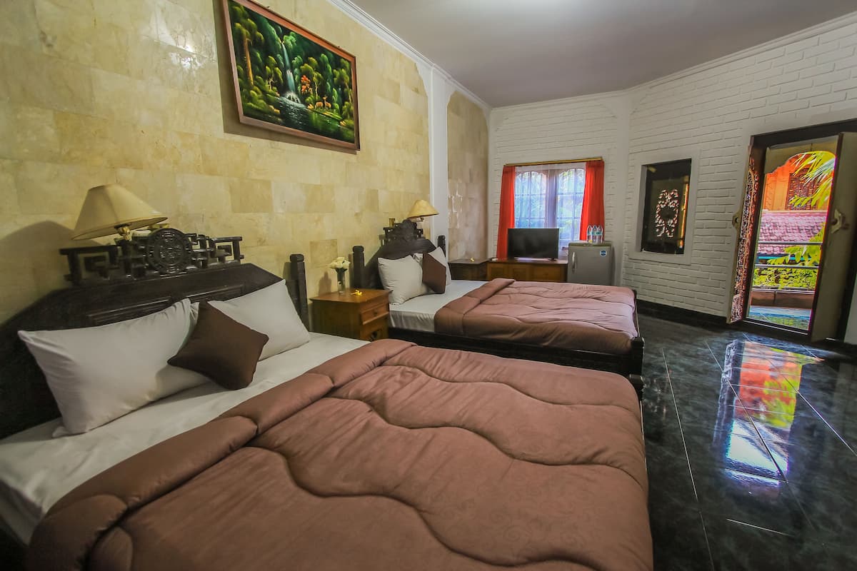 Family Room | Minibar, in-room safe, desk, soundproofing