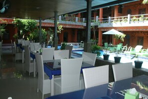 Outdoor dining - Lumbung Sari Hotel (Legian)