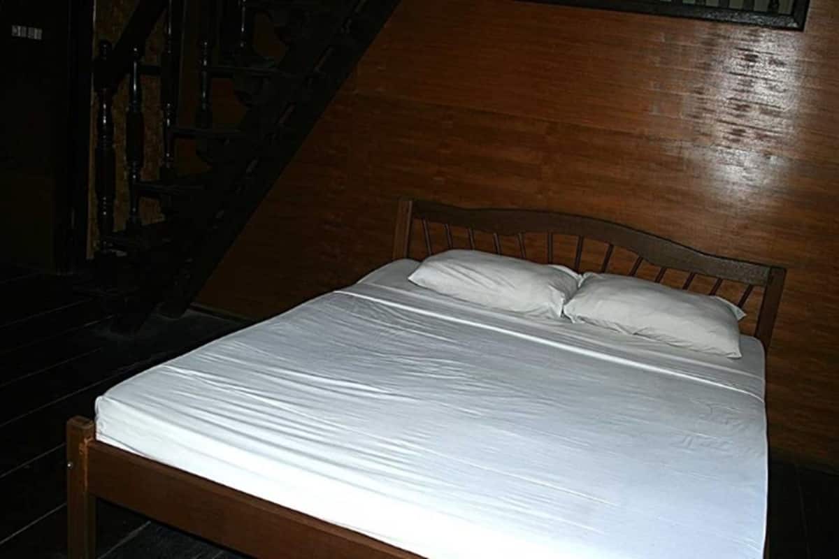 Lumbung Suite | Bar mini, peti besi dalam bilik, meja, kalis bunyi