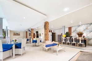 Breakfast, lunch, dinner served; international cuisine  - Lumbung Sari Hotel (Legian)