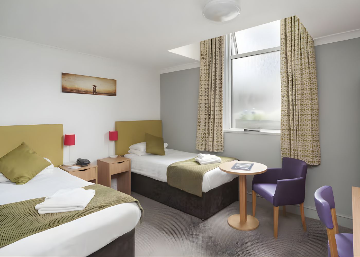 Standard Twin Room, Ensuite | Iron/ironing board, bed sheets