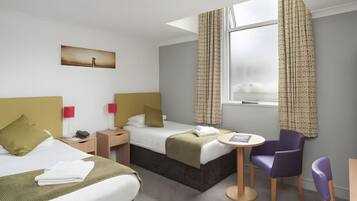 Standard Twin Room, Ensuite | Iron/ironing board, bed sheets