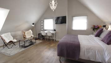 Deluxe Loft, City View | 1 bedroom, in-room safe, individually decorated, individually furnished