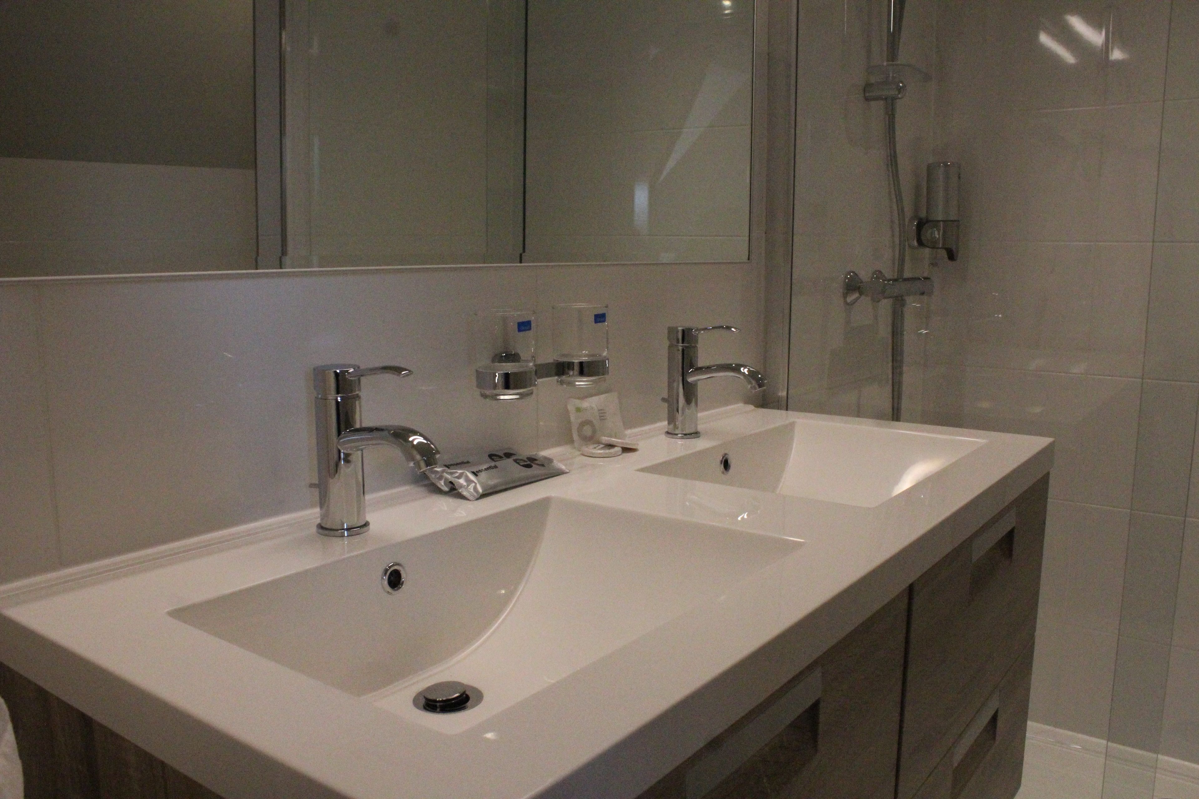 deluxe loft, city view | bathroom sink