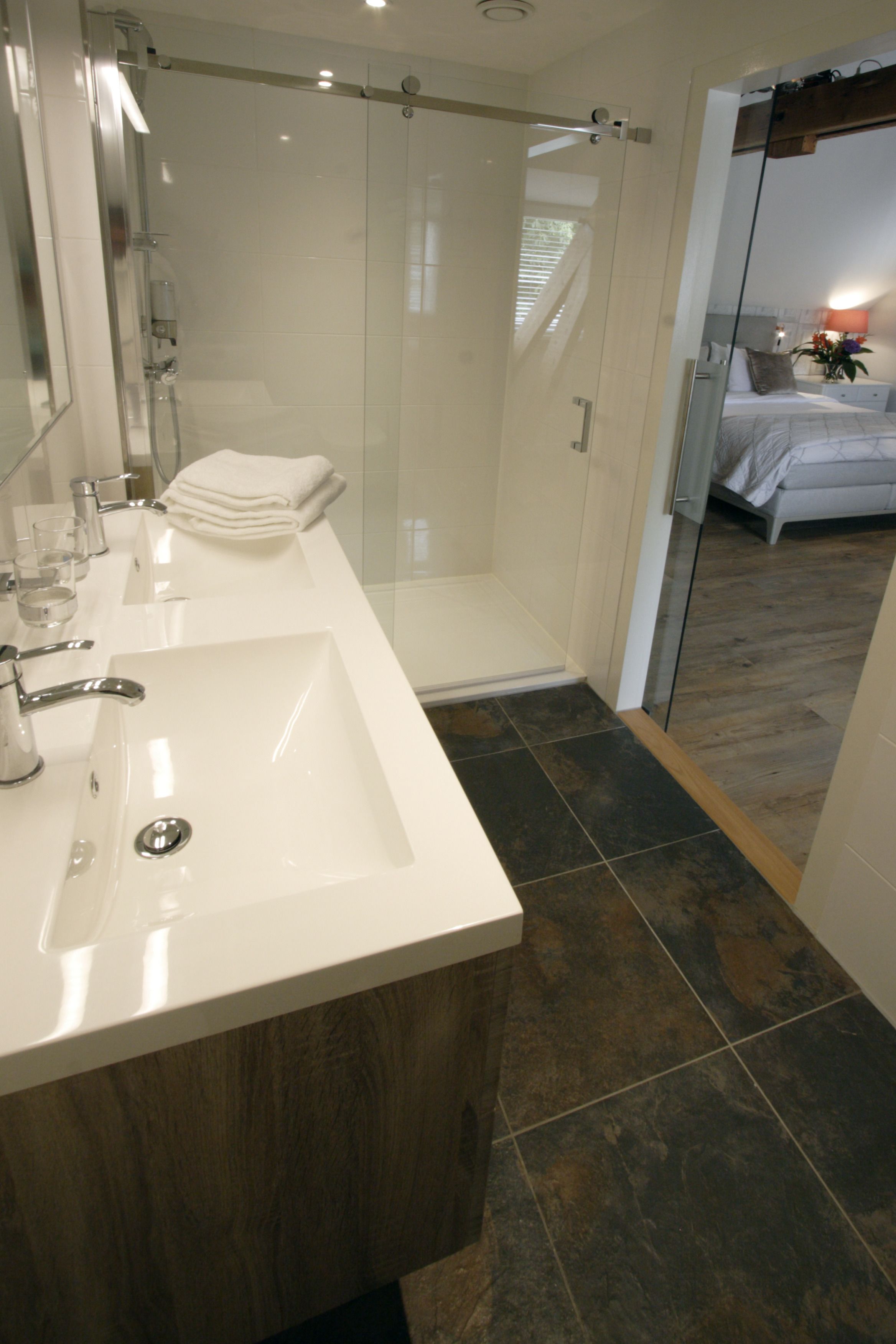 deluxe loft, city view | bathroom | free toiletries, hair dryer, towels