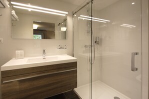 Deluxe Double Room | Bathroom - Hotel In de Witte Dame (Grubbenvorst)