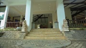 Vista frontal de la propiedad