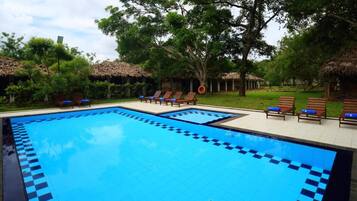 Alberca al aire libre y camastros