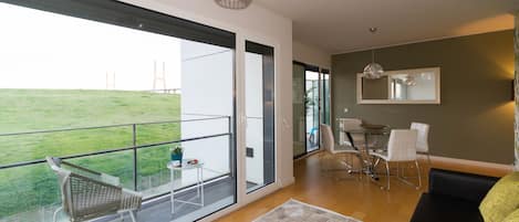 Superior-Apartment, 2 Schlafzimmer, Balkon, Flussblick | 1 Schlafzimmer, individuell dekoriert, individuell eingerichtet