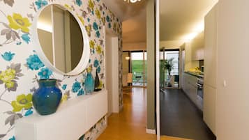 Apartamento superior, 2 quartos, sacada, vista para o rio | 1 quarto, individualmente decorados, individualmente mobiliados