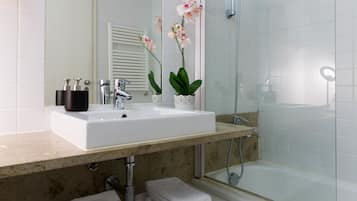 Bathtub, free toiletries, hair dryer, bidet