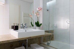 Badewanne, kostenlose Toilettenartikel, Haartrockner, Bidet