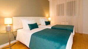 A hotel room with two beds, a glass side table, and a lamp. - Oriente Rio Apartments by APT IIN - Parque das Nações (Lisbon)