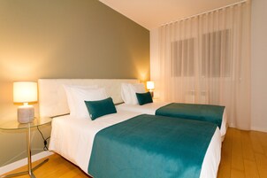 Apartamento superior, 2 quartos, sacada, vista para o rio | Individualmente decorados, individualmente mobiliados